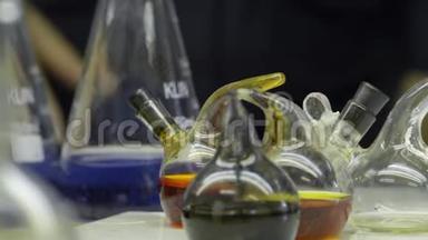 科学实验室背景中的三瓶水<strong>黑</strong>蓝色溶液